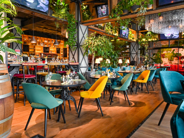 Restaurant cu mobilier comercial - menținerea curățeniei este esențială pentru succesul business-ului